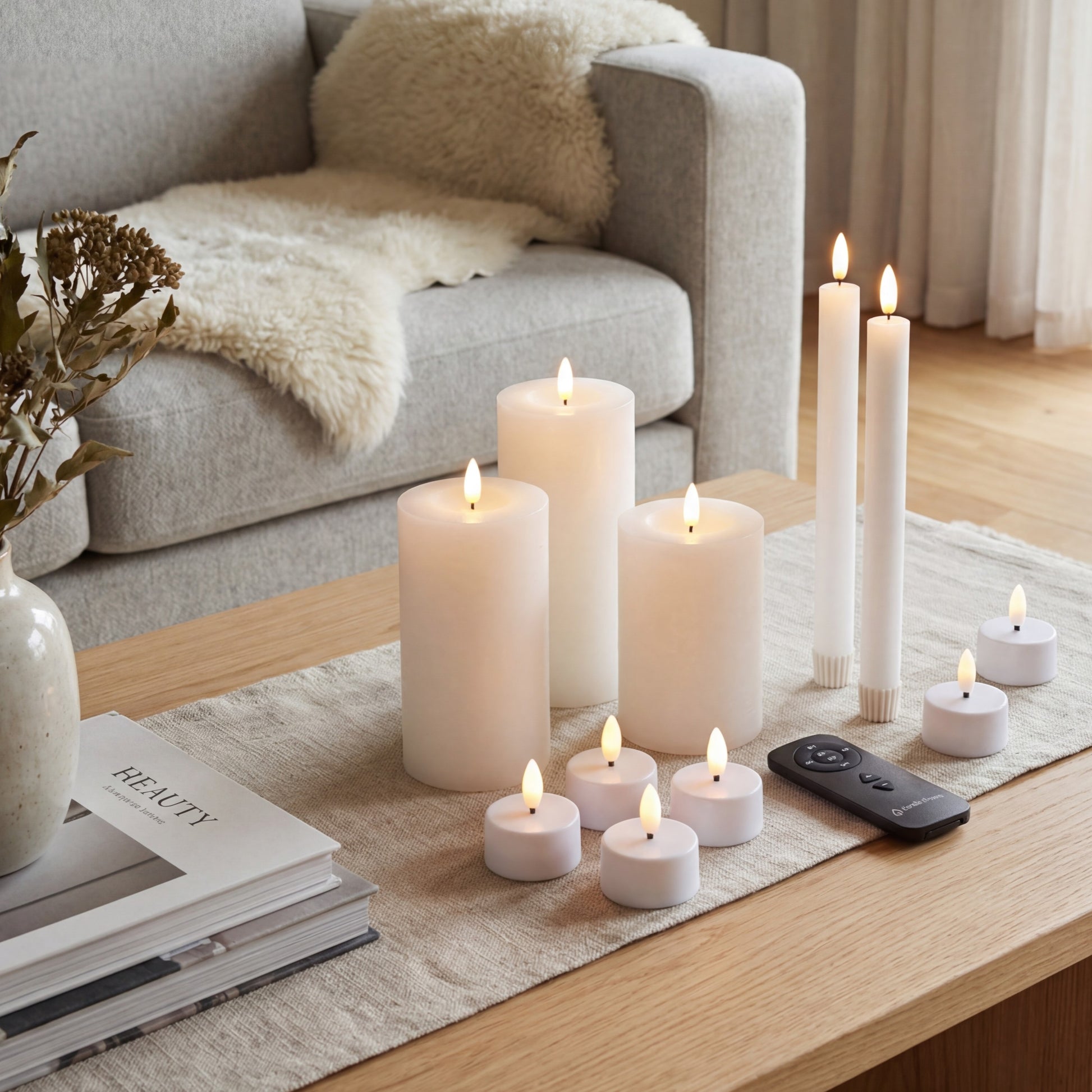 Set van Nordic Flame LED-kaarsen van echte was op een salontafel in een gezellige woonkamer.