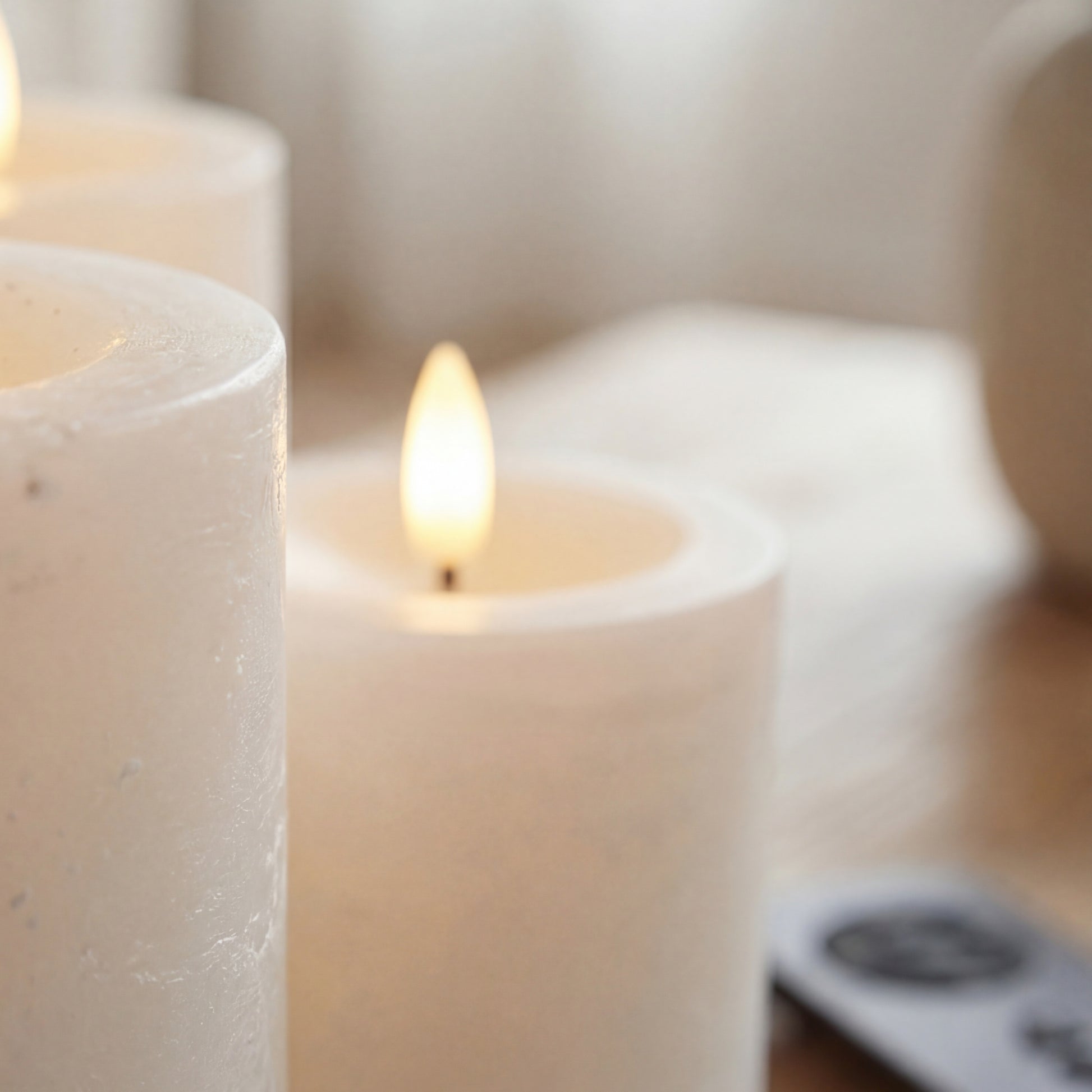 Witte LED-kaarsen van echte was met 3D-vlam en afstandsbediening van Nordic Flame