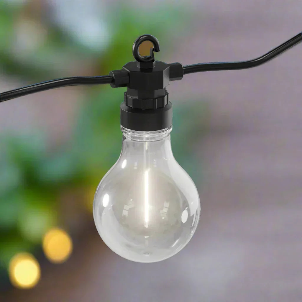 Heldere LED buitenlamp aan zwarte kabel, sfeerverlichting voor tuin of terras, Nordic Flame.