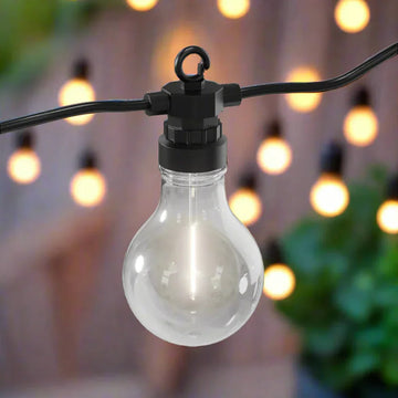 Heldere LED buitenlamp aan zwarte kabel, sfeervolle tuinverlichting van Nordic Flame.