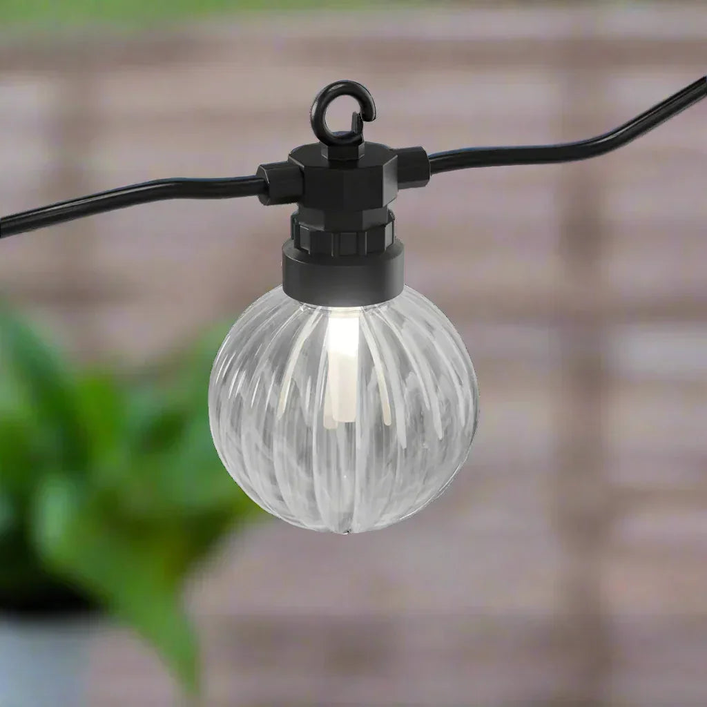 Ronde LED buitenlamp aan zwarte kabel, sfeerverlichting voor tuin of terras, Nordicflameshop.nl