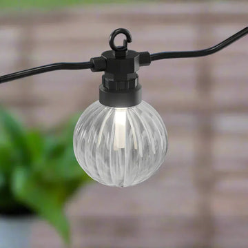 Ronde LED buitenlamp aan zwarte kabel, sfeerverlichting voor tuin of terras, Nordicflameshop.nl