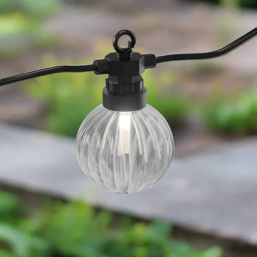 Heldere LED buitenbol verlichting aan zwarte kabel, geschikt voor tuin of terras sfeer