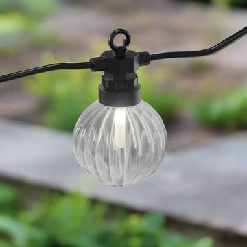 Heldere LED buitenbol verlichting aan zwarte kabel, geschikt voor tuin of terras sfeer