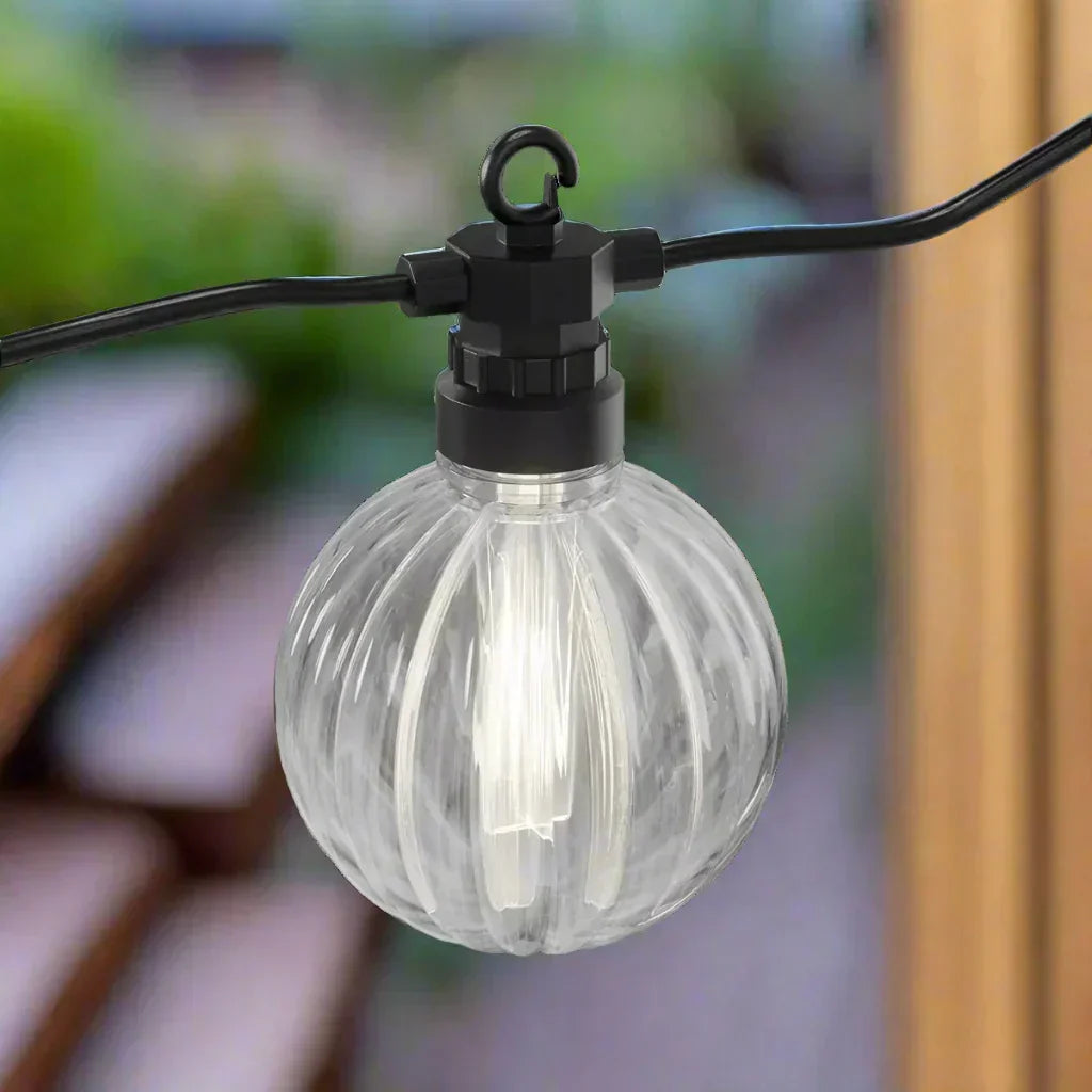 Decoratieve LED buitenlamp aan een snoer, ronde glazen bol, voor sfeerverlichting tuin