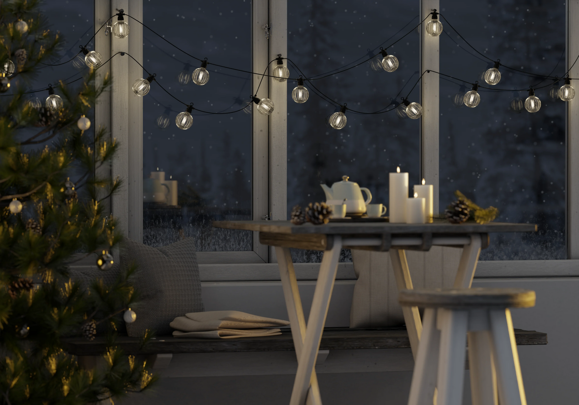 Sfeervolle veranda met realistische LED-kaarsen van Nordic Flame, kerstboom en sfeerverlichting.