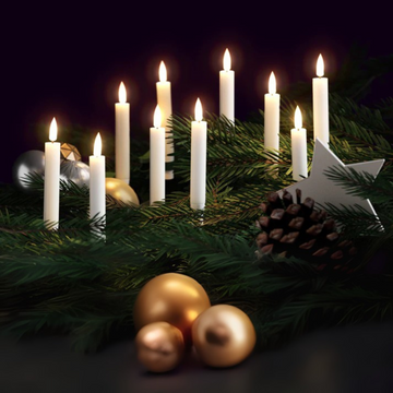 LED-dinerkaarsen met 3D-vlam op dennengroen, kerstdecoratie en gouden kerstballen.