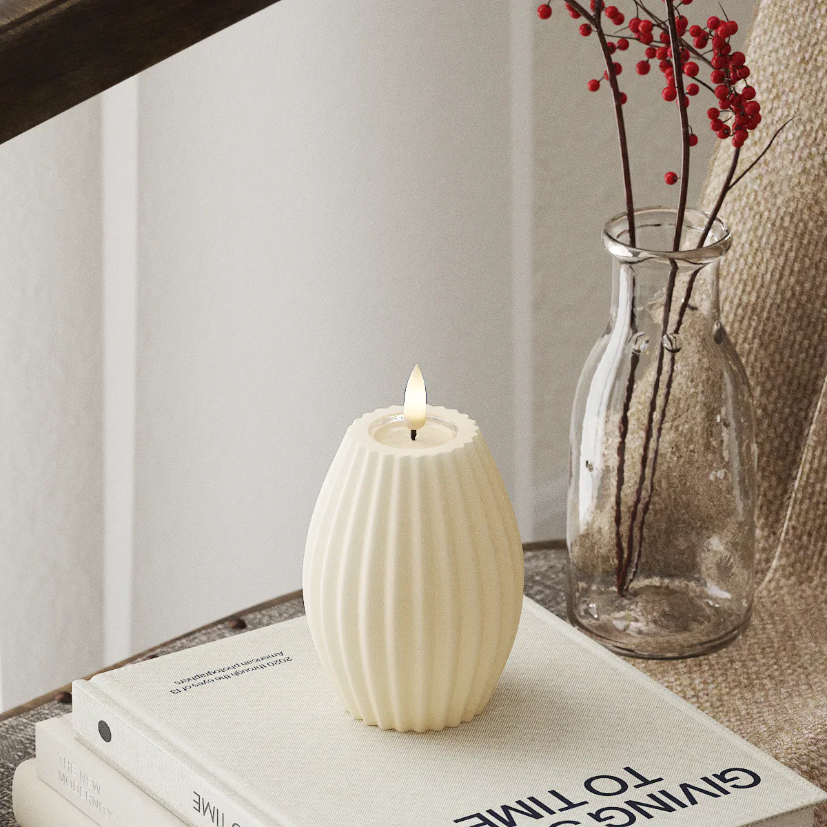Realistische LED-kaars van echte was op boek, Scandinavisch design, Nordic Flame sfeer