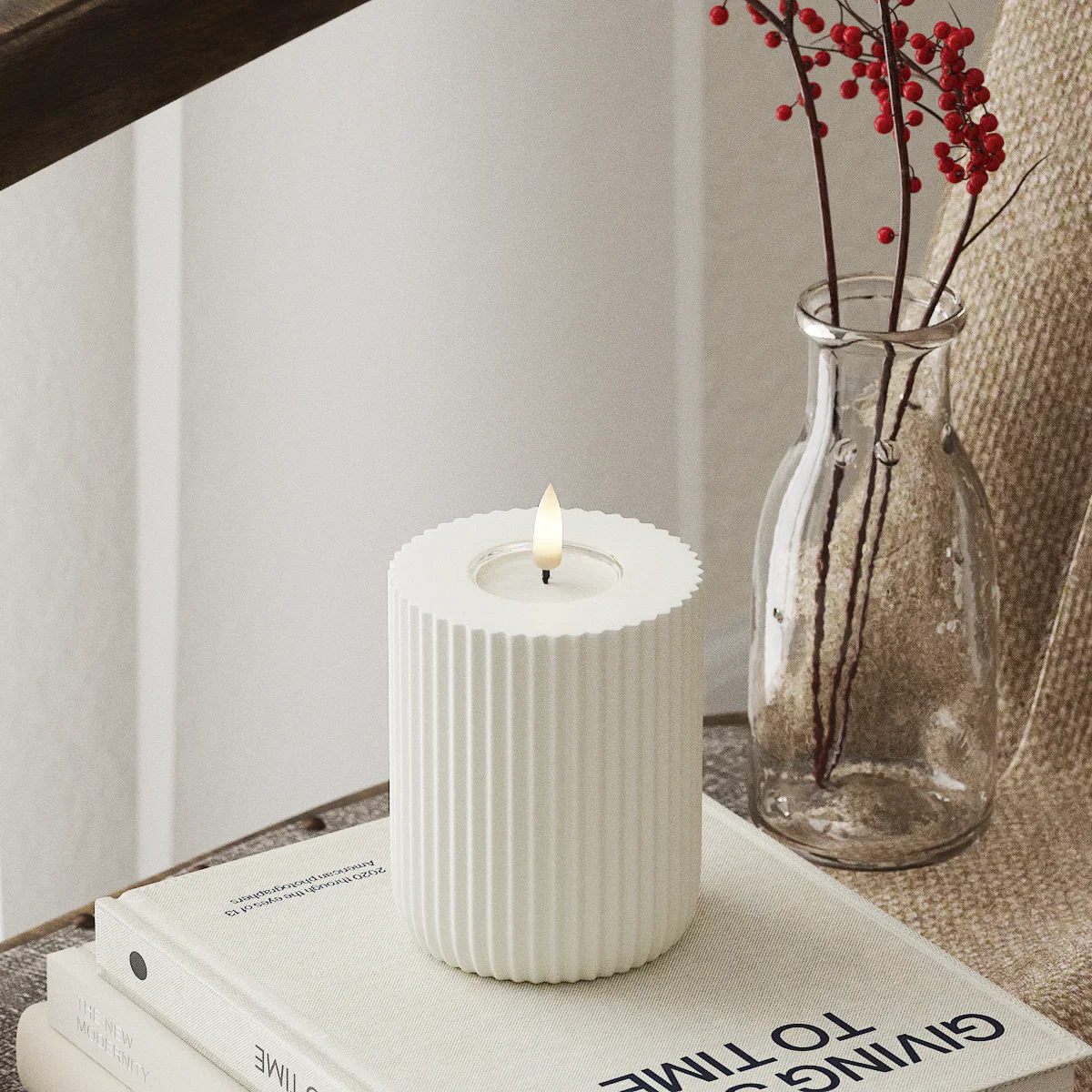 Witte LED-kaars van echte was met 3D-vlam op tafel, Nordic Flame sfeer binnen