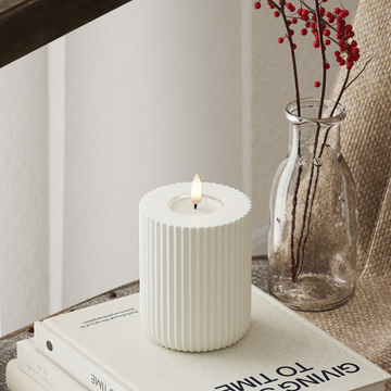 Witte LED-kaars van echte was met 3D-vlam op tafel, Nordic Flame sfeer binnen