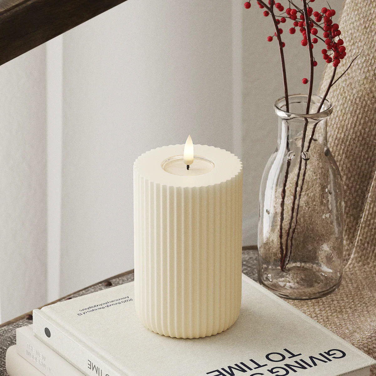 Nordic Flame LED-kaars met 3D-vlam van echte was op een boek, sfeervolle setting