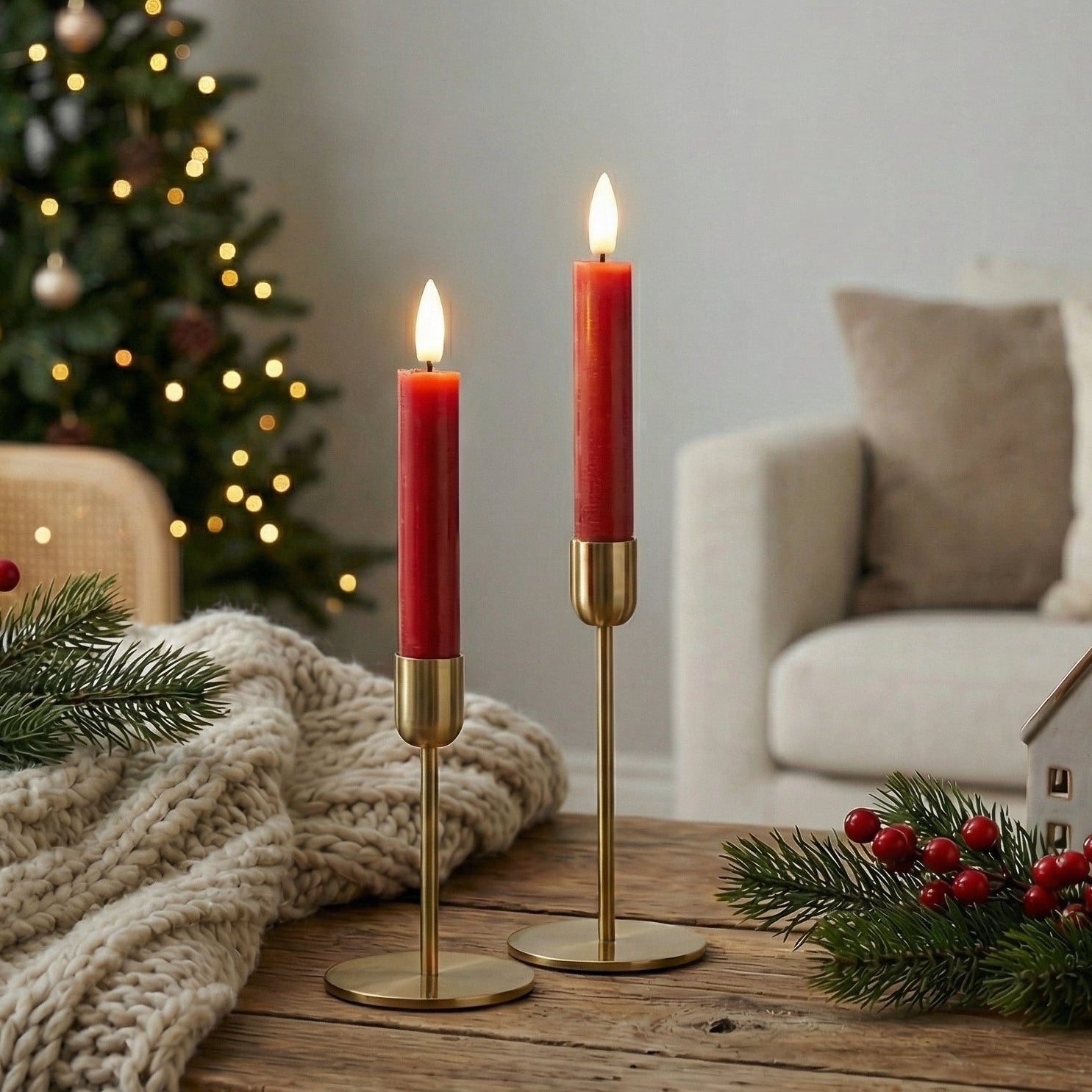 Twee rode LED-dinerkaarsen in goudkleurige kandelaars op houten tafel, kerstdecor, Nordic Flame