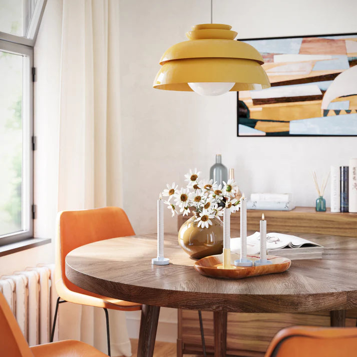 Twee LED dinerkaarsen van Nordic Flame op ronde houten eettafel, moderne Scandinavische inrichting