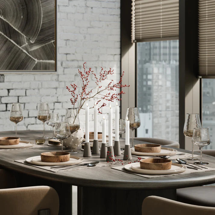 Moderne eettafel met Nordic Flame LED-dinerkaarsen, gedekt voor zes, sfeervolle setting.