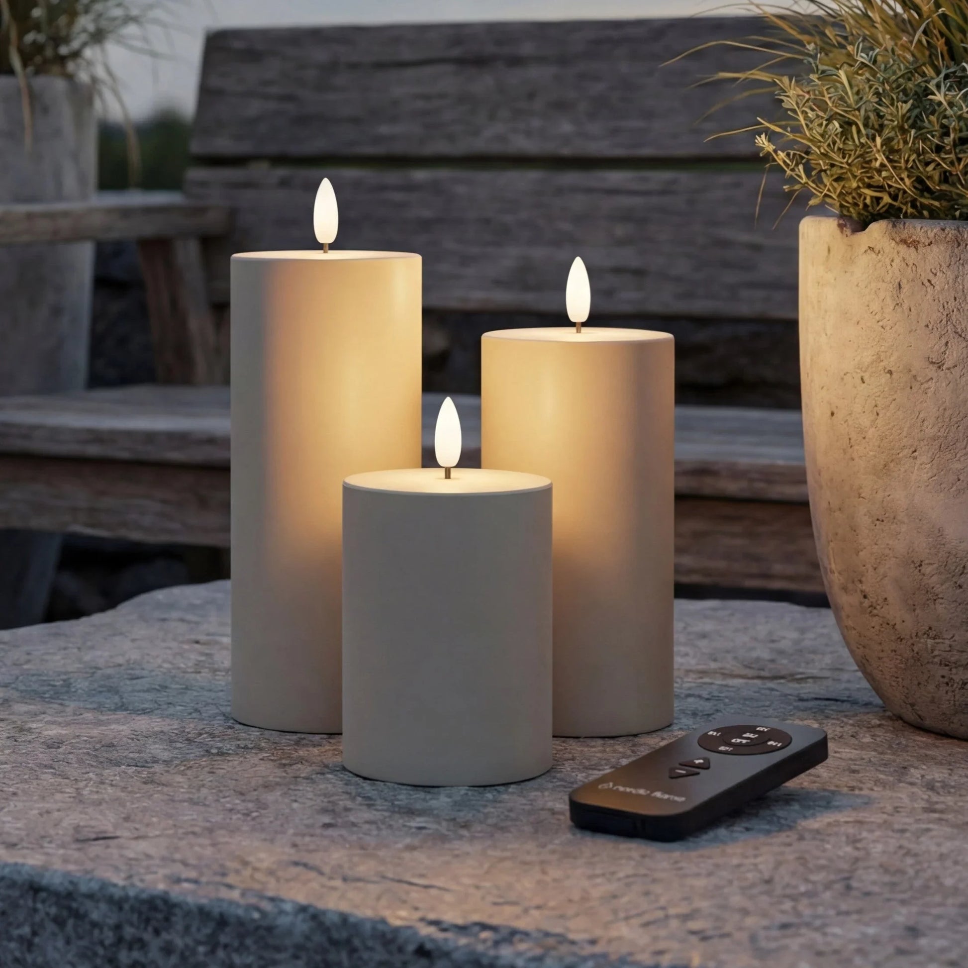 Set van drie Nordic Flame LED-kaarsen met 3D-vlam en afstandsbediening buiten