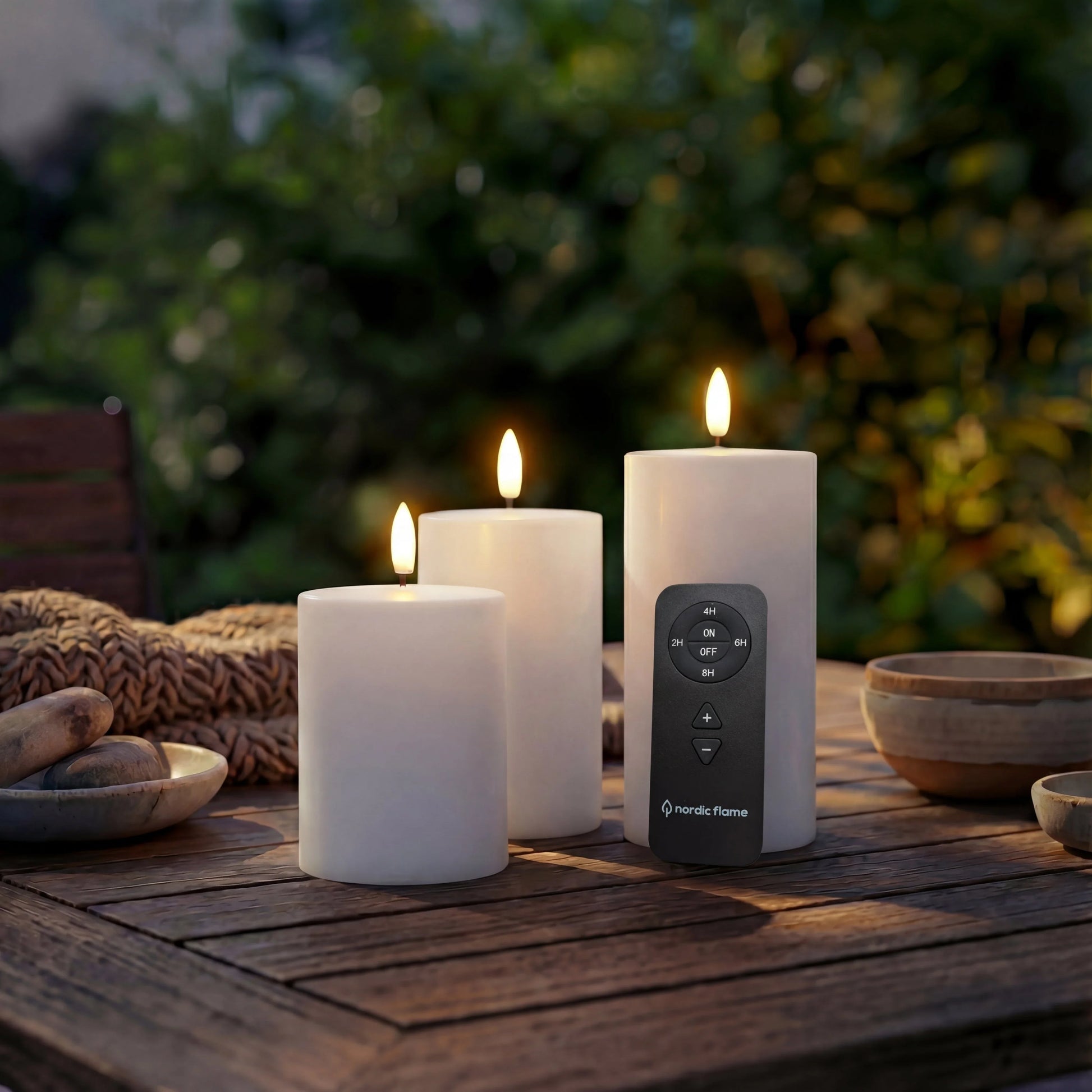 Nordic Flame LED-kaarsen wit 3er-set met afstandsbediening, buiten op houten tafel