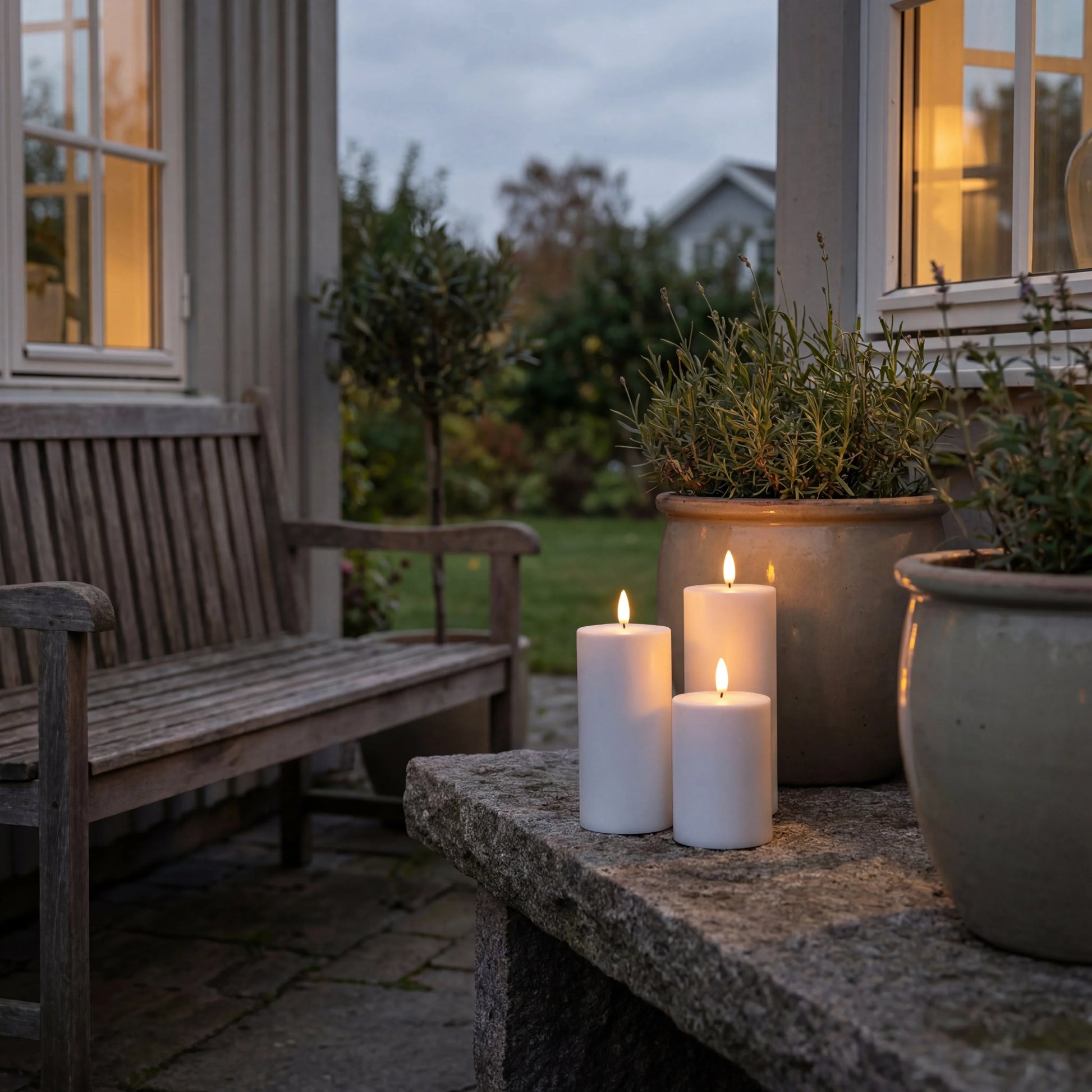 Nordic Flame LED-kaarsen outdoor 3-delige set wit op terrasbank, sfeervolle tuin