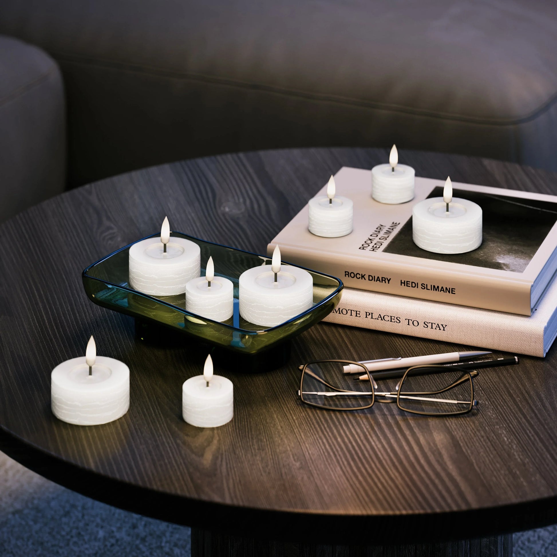 Witte realistische LED-theelichtkaarsen op donkere salontafel in moderne woonkamer, Nordic Flame sfeer