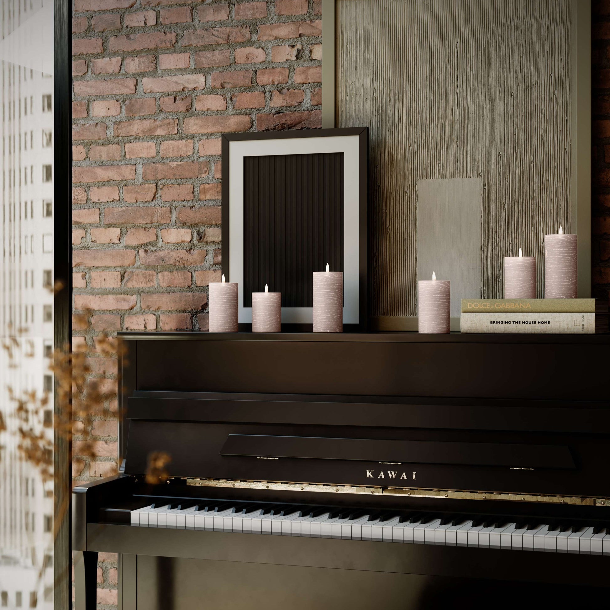 Set van roze LED-stompkaarsen met 3D-vlam op zwarte piano, sfeervol interieur