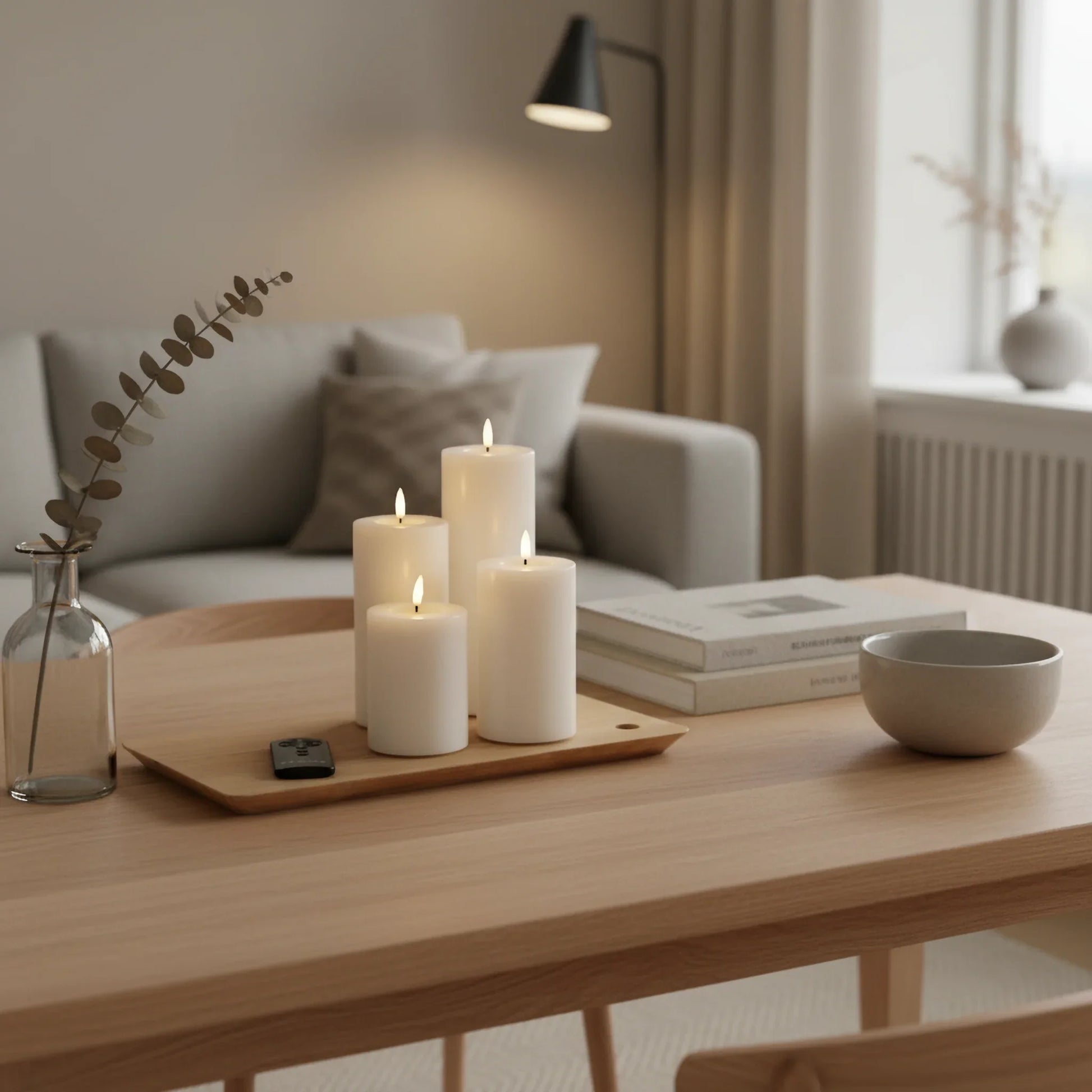 Nordic Flame LED-stompkaarsen van echte was op dienblad in moderne woonkamer