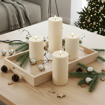 Nordic Flame LED-stompkaarsen van echte was op houten tafel met kerstdecoratie