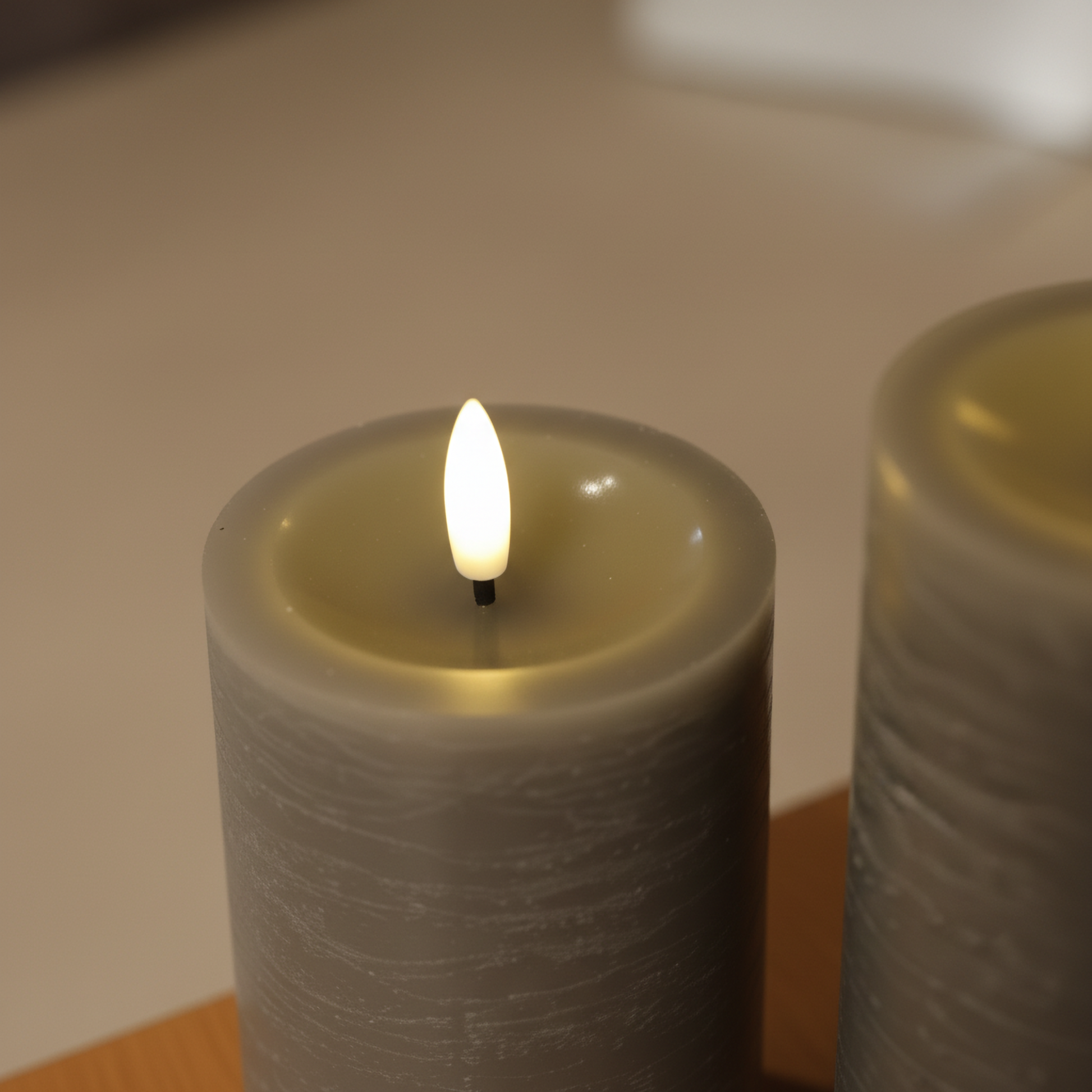Realistische LED-stompkaars met 3D-vlam van echte was op houten ondergrond