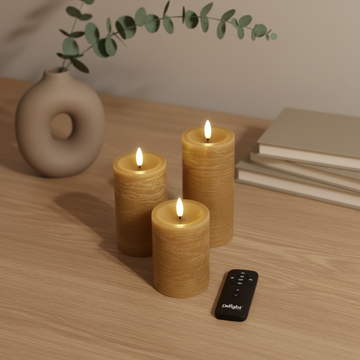 Drie realistische LED-stompkaarsen van Nordic Flame met afstandsbediening op houten tafel