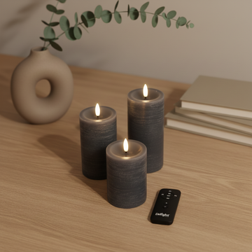 Drie zwarte LED-stompkaarsen van Nordic Flame met 3D-vlam en afstandsbediening op houten tafel.