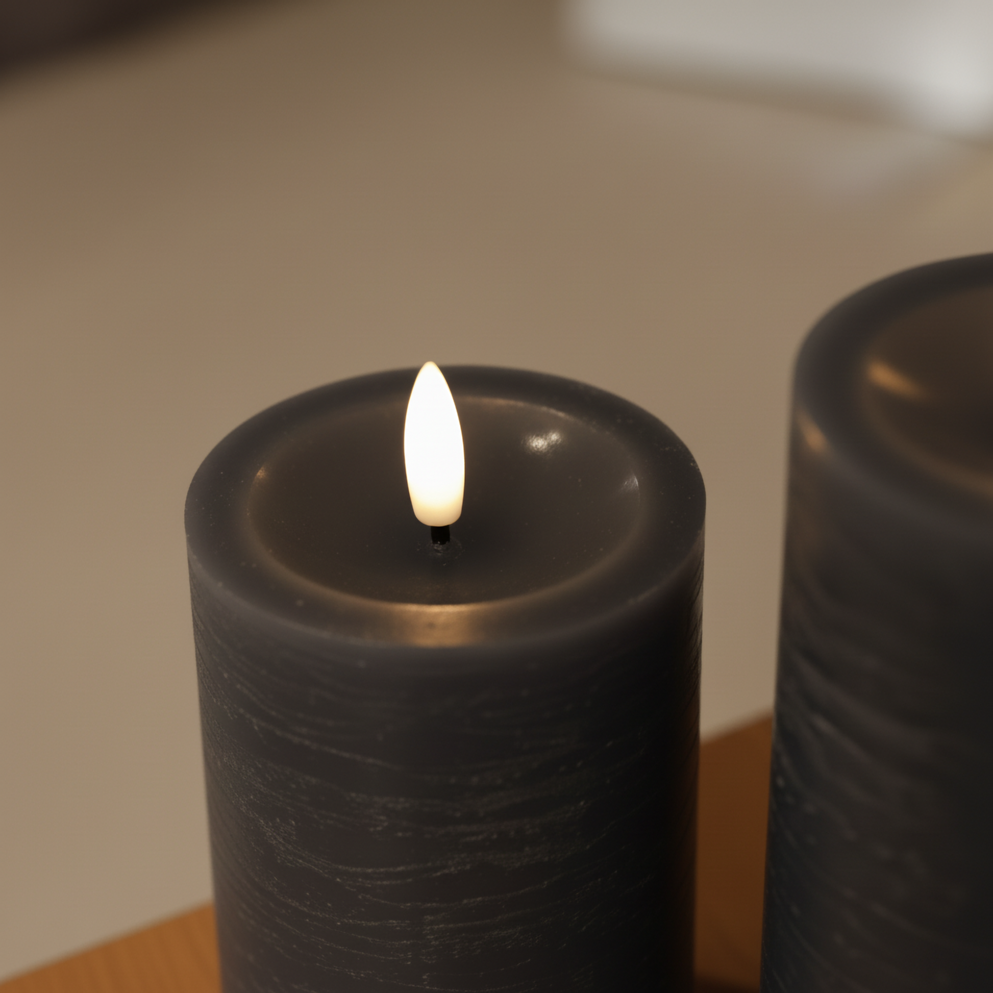 Zwarte LED-stompkaars van echte was met 3D-vlam van Nordic Flame op tafel