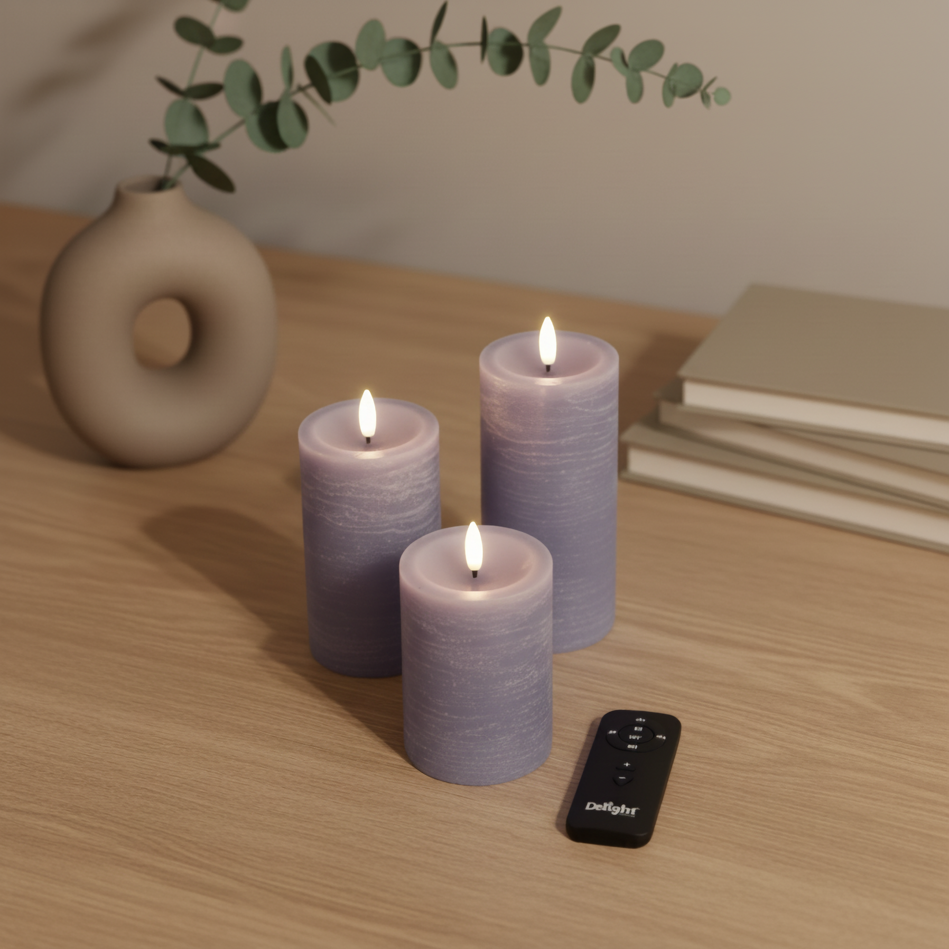 Set van drie paarse LED-stompkaarsen met 3D-vlam en afstandsbediening op houten tafel