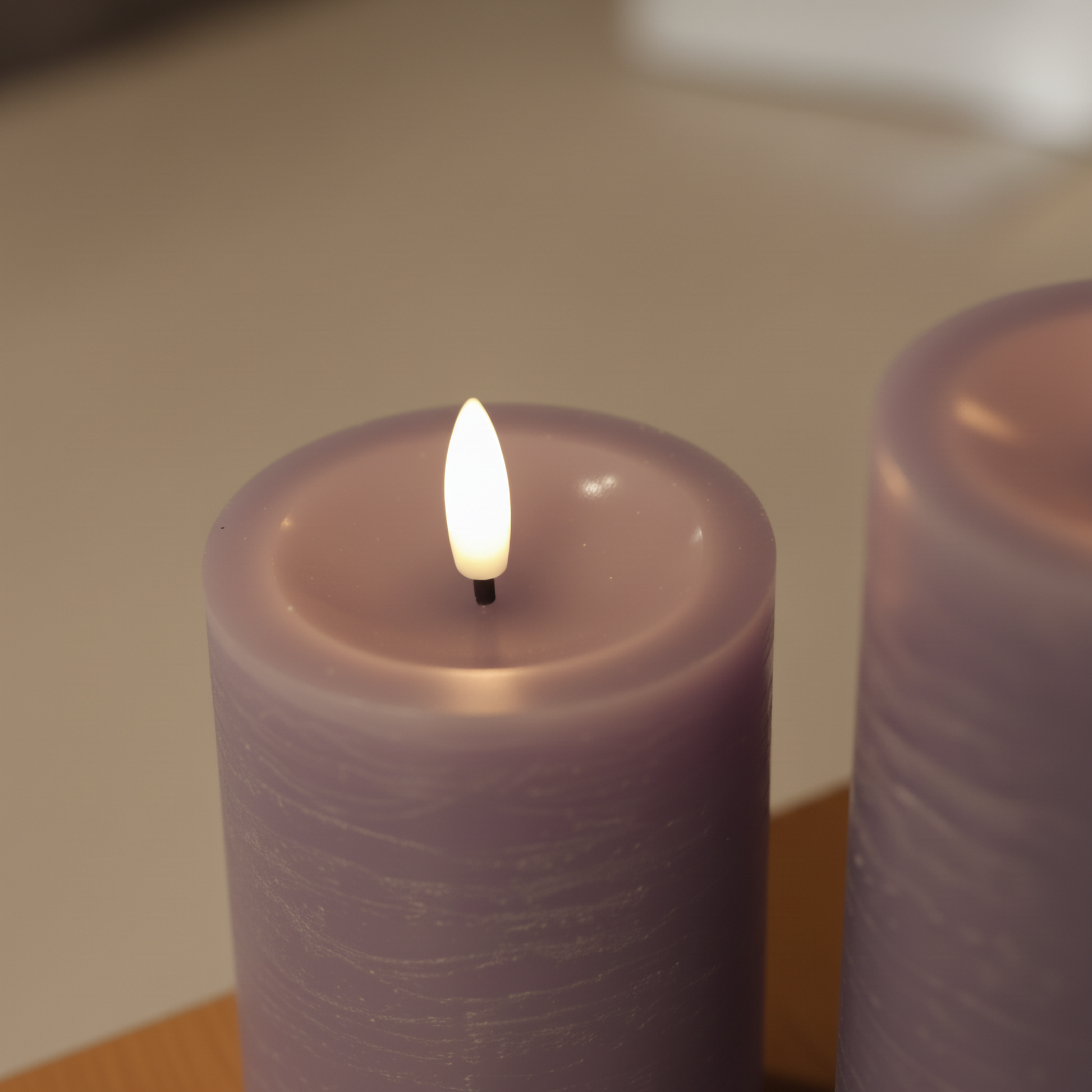 Realistische paarse LED-stompkaars met 3D-vlam van Nordic Flame op tafel