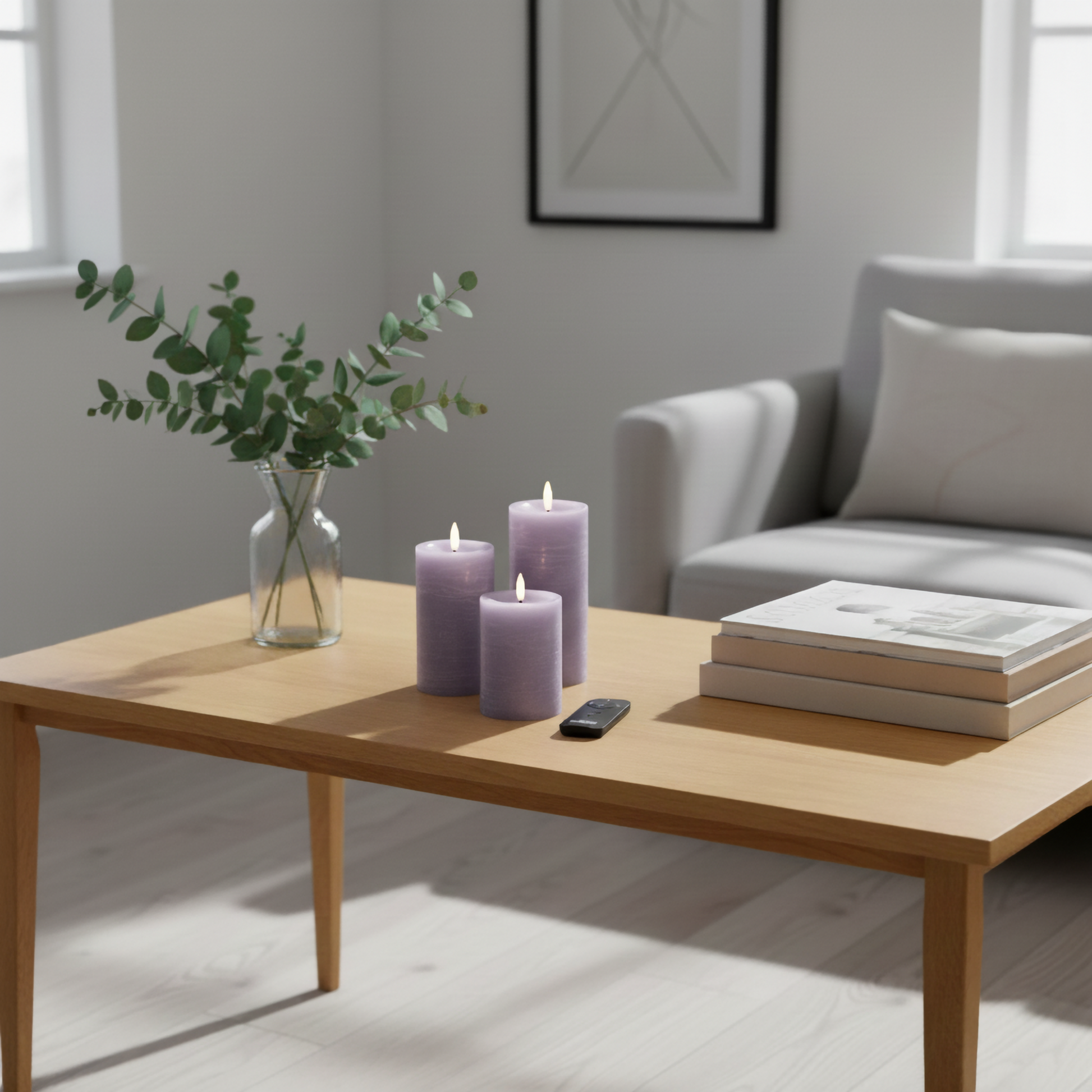 Drie paarse LED-stompkaarsen van Nordic Flame op houten tafel in moderne woonkamer