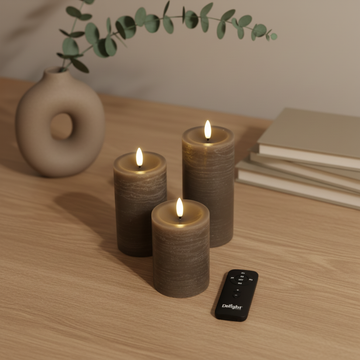 Set van drie bruine LED-stompkaarsen met 3D-vlam en afstandsbediening op houten tafel