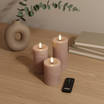 Set van drie realistische LED-stompkaarsen met afstandsbediening op houten tafel