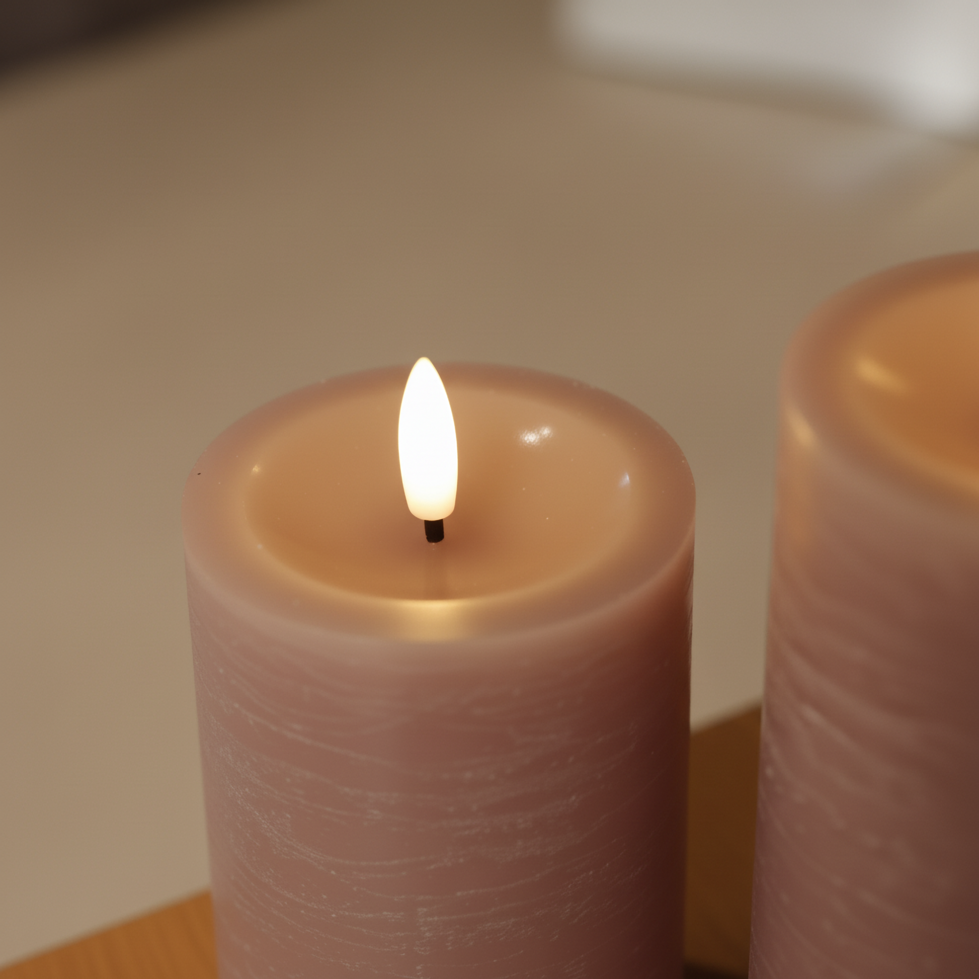 Realistische LED-stompkaars met 3D-vlam van Nordic Flame, warme sfeer binnen