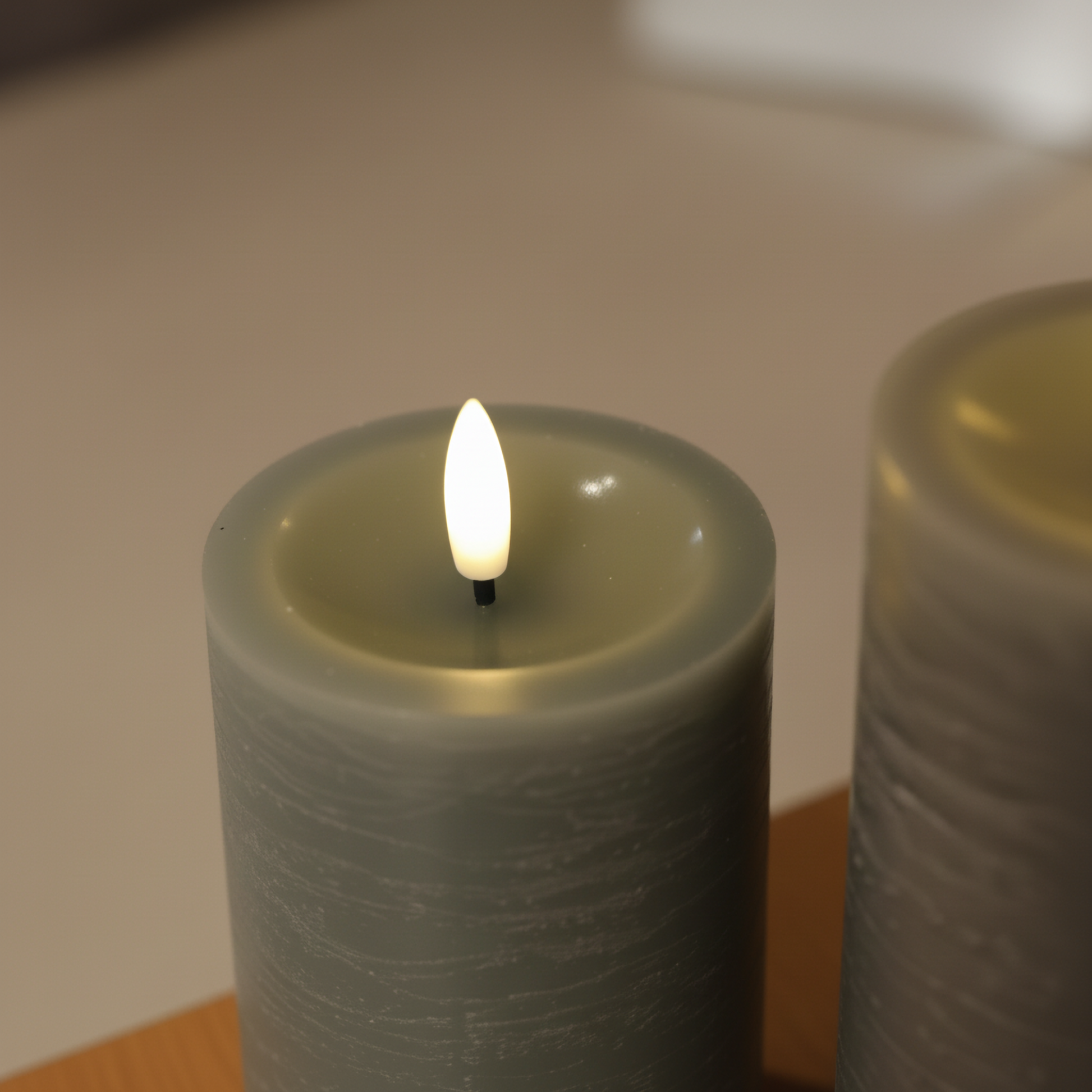 Groene LED-stompkaars van echte was met realistische 3D-vlam op houten oppervlak