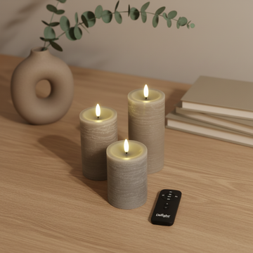 Grijze LED-stompkaarsen van Nordic Flame met 3D-vlam en afstandsbediening op houten tafel