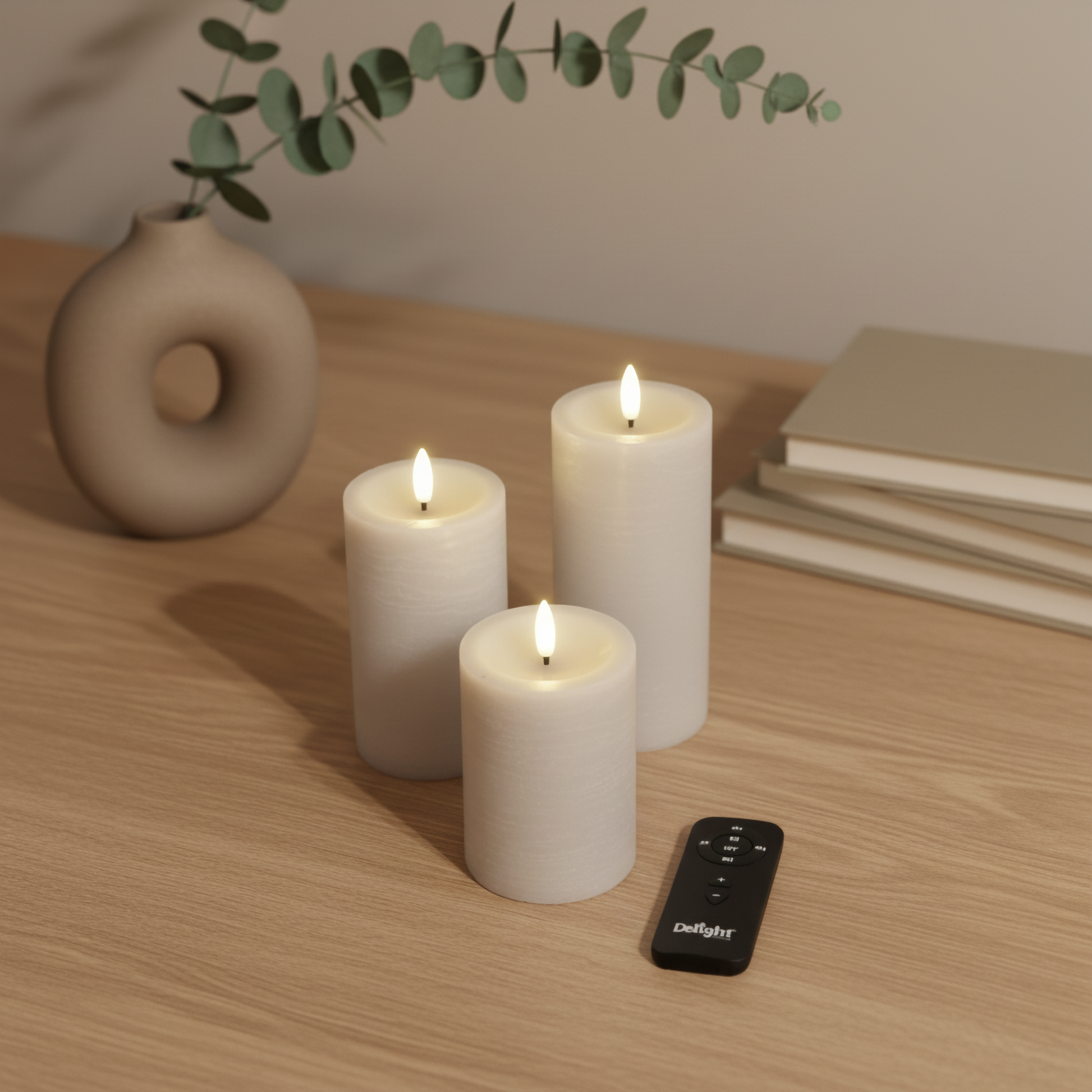 Set van drie realistische LED-stompkaarsen met afstandsbediening op houten tafel, Nordic Flame