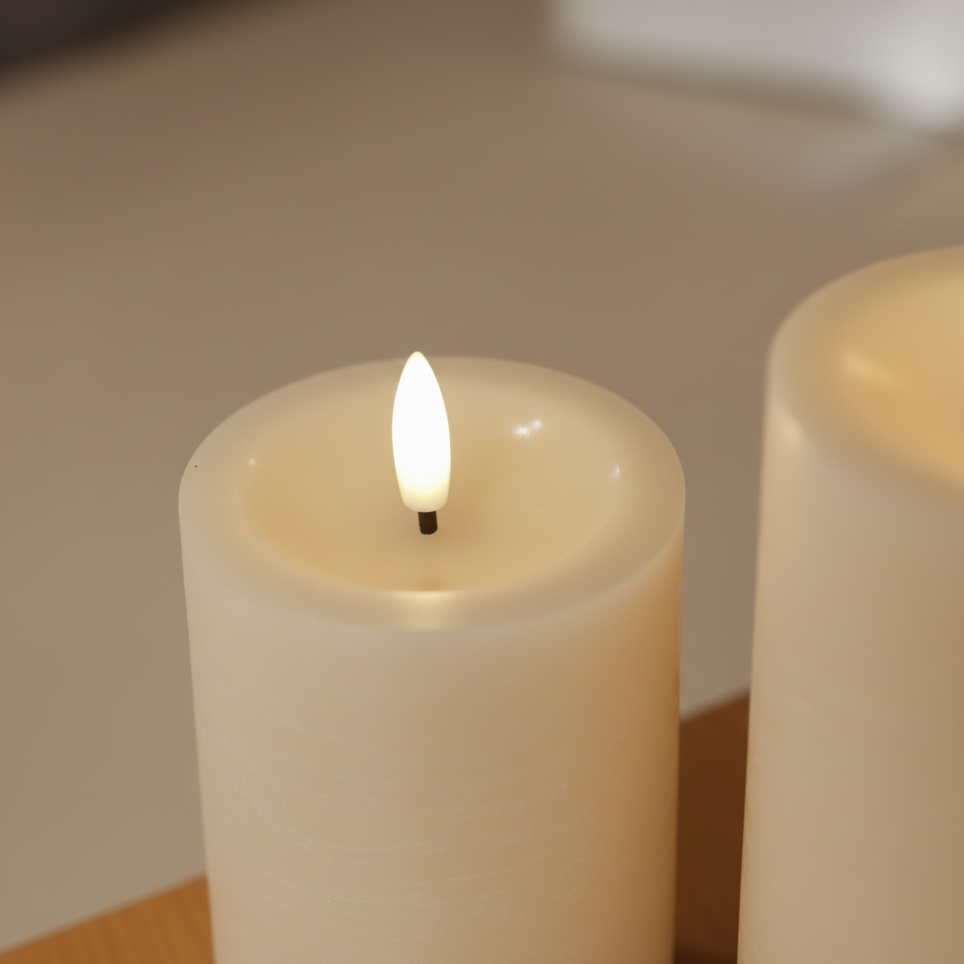 Realistische LED-stompkaars van echte was met 3D-vlam op tafel, Nordic Flame sfeer