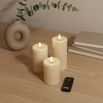 Drie realistische LED-stompkaarsen van Nordic Flame op houten tafel met afstandsbediening