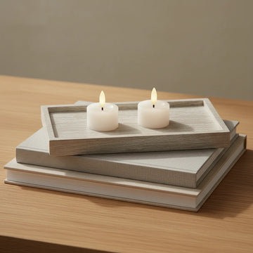 Twee realistische LED-theelichtjes op dienblad, Scandinavisch design, Nordicflameshop.nl
