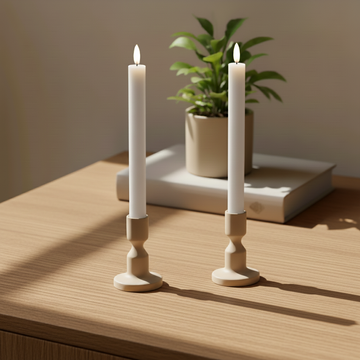 Twee LED-dinerkaarsen met 3D-vlam op houten tafel, plant en boek op achtergrond, Nordic Flame